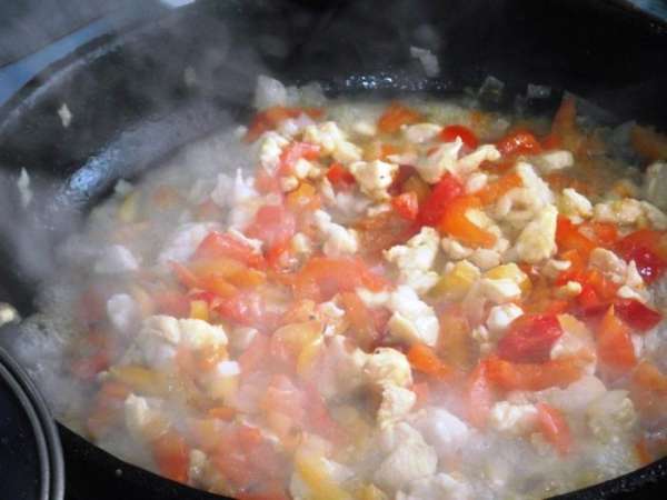 Мясо курицы нарезаем соломкой. На сковороде обжариваем до прозрачности лук, затем добавляем мясо. Самое время приправить солью и перцем по вкусу. Затем добавляем порезанный соломкой болгарский перец. Тушим 10 минут, пока весь сок не испарится. Мясо курицы нарезаем соломкой. На сковороде обжариваем до прозрачности лук, затем добавляем мясо. Самое время приправить солью и перцем по вкусу. Затем добавляем порезанный соломкой болгарский перец. Тушим 10 минут, пока весь сок не испарится.