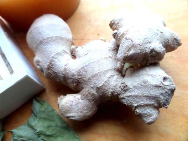 Имбирь можно и со шкуркой использовать, но тогда его надо хорошенько промыть. Имбирь можно и со шкуркой использовать, но тогда его надо хорошенько промыть.