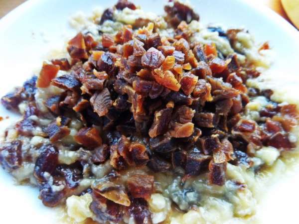 Высыпаем в начинку. Кстати, начинку можно перемолоть на мясорубке, но я люблю мелкими кусочками.
