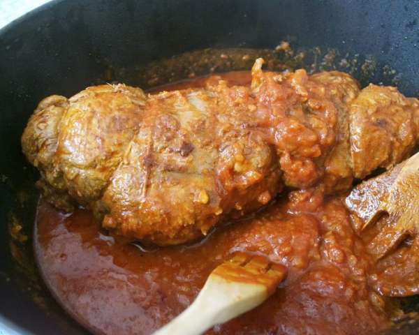 По истечение указанного времени мясо становится неимоверно нежным... Проверить кончиком ножа!... Выключить огонь..., дать постоять минут 15 и можно сразу подавать...
