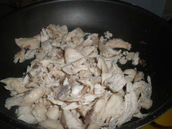Выкладываем пасту и мясо в тыкву, все перемешиваем. Можно по вкусу добавить оливковое масло или немного воды с пасты. Но мне хватило бульона. 