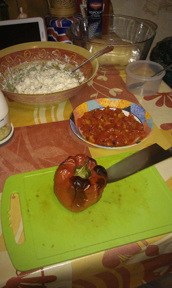 Соус. Запеченный и остуженный перец очищаем от шкуры и режем кубиками.