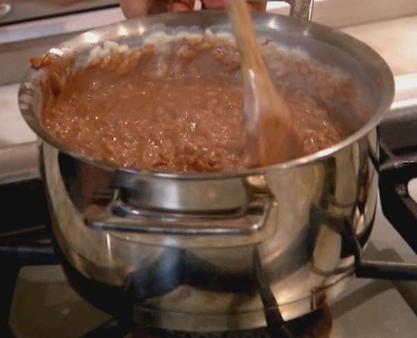 Добавить в кашу изюм, кусочки шоколада и, помешивая, прогревать еще минуту.