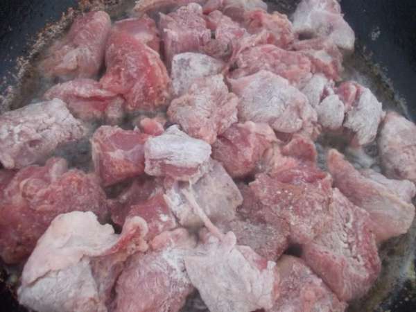 Мясо посолить,поперчить и обсыпать мукой. Обжарить до золотистой корочки на раскаленном масле.