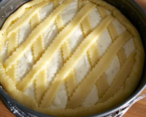 Пирог выпекать в разогретой духовке 1 час.