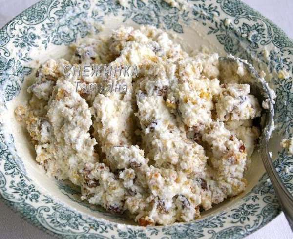 Соединяем рикотту с печеньем, сахаром и изюмом, предварительно промытым в горячей воде.