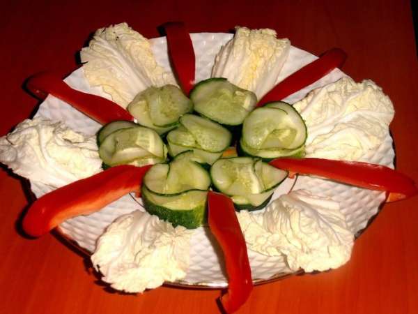 Если остался перчик - украшаем им и китайской капусткой тарелку.