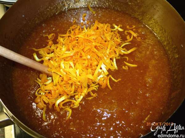 Достаем палочку корицы и блендером измельчаем кусочки апельсинов. Апельсиновую цедру (ту, что в самом начале оставляли) нарезаем мелкой соломкой и отправляем в джем. Еще раз доводим джем до кипения и выключаем плиту. Раскладываем готовый джем по стерилизованным банкам. Достаем палочку корицы и блендером измельчаем кусочки апельсинов. Апельсиновую цедру (ту, что в самом начале оставляли) нарезаем мелкой соломкой и отправляем в джем. Еще раз доводим джем до кипения и выключаем плиту. Раскладываем готовый джем по стерилизованным банкам.