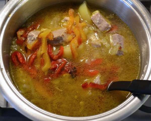 Через 30 минут выложить в кастрюлю кусочки тунца, нарезанный полосочками перец и готовить всё ещё 5 минут. Готовый суп снять с огня и дать постоять минут 20. Через 30 минут выложить в кастрюлю кусочки тунца, нарезанный полосочками перец и готовить всё ещё 5 минут. Готовый суп снять с огня и дать постоять минут 20.