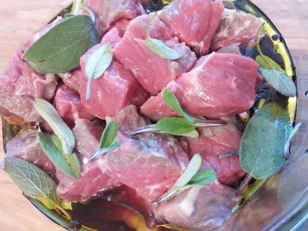 Выложить в маринад мясо, порезанное довольно крупными кусочками. Мариноваться мясо может сутки или двое в холодильнике. Я добавила листики шалфея. Выложить в маринад мясо, порезанное довольно крупными кусочками. Мариноваться мясо может сутки или двое в холодильнике. Я добавила листики шалфея.