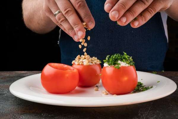 Наполнить помидоры начинкой, посыпать кедровыми орехами, кинзой. Наполнить помидоры начинкой, посыпать кедровыми орехами, кинзой.