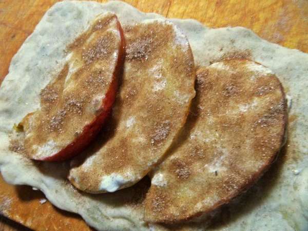 Посыпать верх корицей с сахаром. У меня уже смешанные, храню в банке для печенья и прочей выпечки.