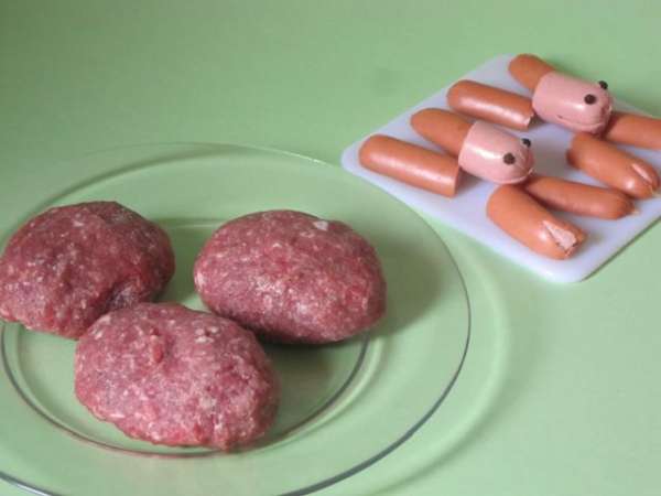 Мясной фарш посолить, поперчить. Сформировать котлеты. Мясной фарш посолить, поперчить. Сформировать котлеты.