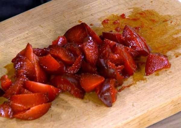 Сливы, удалив косточки, нарезать небольшими дольками и выложить в глубокую посуду.