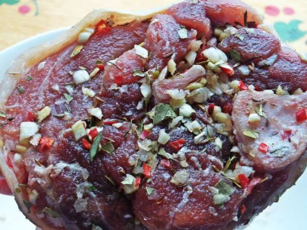 Втираем в мясную часть, стараясь затолкать под кожей... Втираем в мясную часть, стараясь затолкать под кожей...