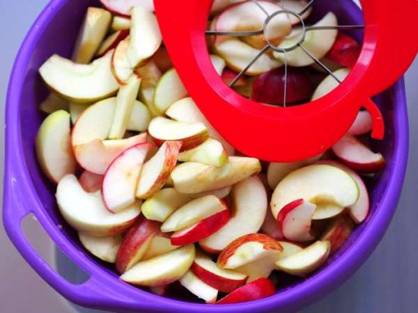 Приготовить необходимые продукты. Для этого лакомства лучше всего взять яблоки кисло-сладких сортов. Яблоки у меня были всякие-разные, позднеспелых летних сортов, и, в основном, уже упавшие с дерева. Но тем и хорош этот рецепт, что позволяет из некондиционных яблок сделать конфетку! Единственное важное замечание то, что переспевшие ватные яблоки в этот рецепт не подойдут, яблочные дольки не будут держать форму.Если хотите получить карамельный оттенок во вкусе, то возьмите коричневый, тростниковый сахар.
Яблоки нарезать на тонкие дольки. Я это делала и ножом, и яблокорезкой. Крупные делила на 12 частей, мелкие на 8.