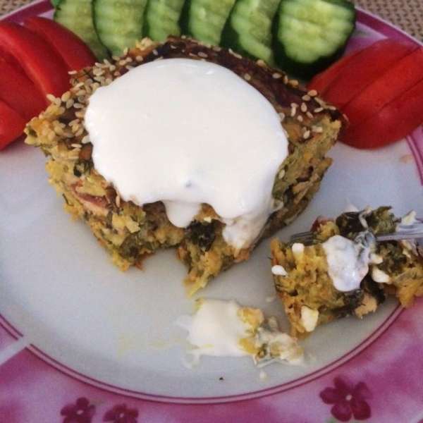 Подаем со сметанной и свежими овощами. 
Было вкусно.

Приятного аппетита!