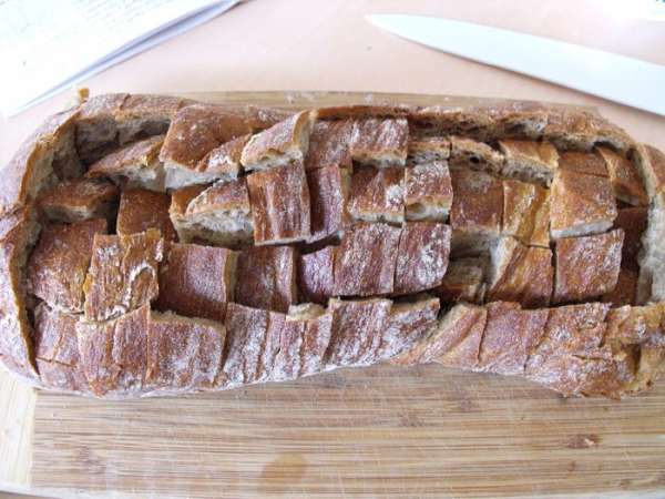 Режем брусочками сыр и вкладываем его в разрезы чиабатты....
