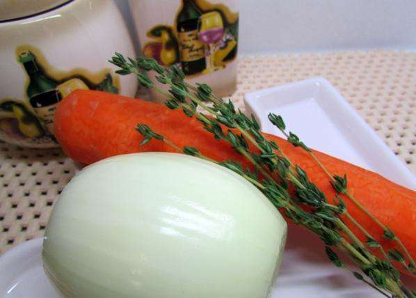 Морковь и лук очистить.