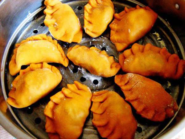 Круги мантышницы смазать маслом,аккуратно на круги разложить вареники и поставить на уже кипящую кастрюлю с водой.