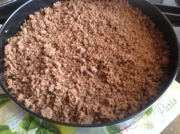 и равномерно посыпьте оставшейся крошкой. и равномерно посыпьте оставшейся крошкой.