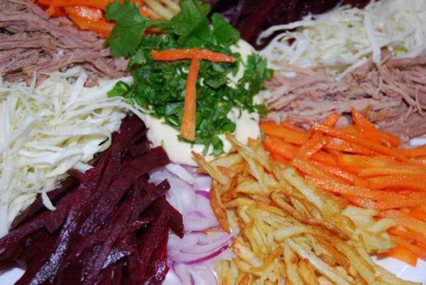 Подаем к столу. Чем больше людей за столом, тем вкуснее салат! :)
