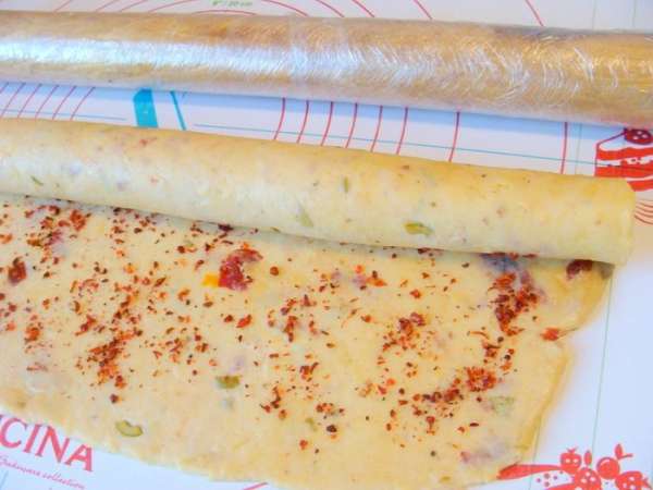 Чтобы раскатать такое тесто, не применяя пленку, я обматываю пищевой пленкой скалку и тесто раскатываю не на доске, а на плотной клеенке.
Посыпать один пласт сладкой паприкой(хлопьями), другой я посыпала кайенской солью.
Скатать в рулет. Чтобы раскатать такое тесто, не применяя пленку, я обматываю пищевой пленкой скалку и тесто раскатываю не на доске, а на плотной клеенке.
Посыпать один пласт сладкой паприкой(хлопьями), другой я посыпала кайенской солью.
Скатать в рулет.