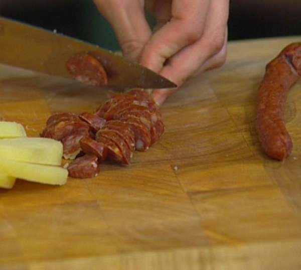 Охотничьи колбаски нарезать кружками. Охотничьи колбаски нарезать кружками.