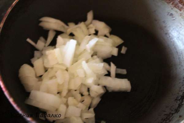Лук нарезать мелкими кубиками. Лук нарезать мелкими кубиками.