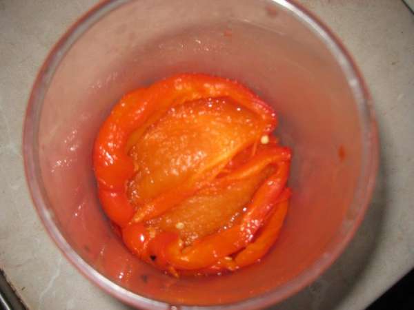 Для картофельных чипсов картофель очищаем и очень тонко нарезаем (лучше всего это делать на специальной шинковке). Солим, перчим, посыпаем травами и выкладываем на смазанную растительным маслом посуду (картофель может прилипнуть), пригодную для СВЧ. Далее отправляем картофель в СВЧ на 7-8 минут при максимальной мощности (у меня 850 Вт). Советую через минут 5 посмотреть в каком состоянии картофель, и тогда вы сможете отрегулировать оставшееся время для приготовления чипсов. Чипсы получаются вкусные, хрустящие и совсем не вредные! Для картофельных чипсов картофель очищаем и очень тонко нарезаем (лучше всего это делать на специальной шинковке). Солим, перчим, посыпаем травами и выкладываем на смазанную растительным маслом посуду (картофель может прилипнуть), пригодную для СВЧ. Далее отправляем картофель в СВЧ на 7-8 минут при максимальной мощности (у меня 850 Вт). Советую через минут 5 посмотреть в каком состоянии картофель, и тогда вы сможете отрегулировать оставшееся время для приготовления чипсов. Чипсы получаются вкусные, хрустящие и совсем не вредные!