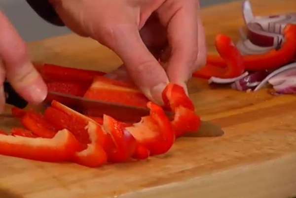 Сладкий перец, удалив семена и плодоножку, нарезать полосками.