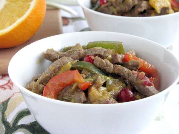 Мясо готово! Выкладываем в тарелки и пробуем. Очень вкусный был сегодня ужин.)))