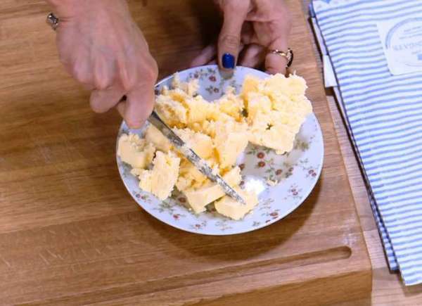 Предварительно охлажденное сливочное масло нарезать небольшими кусочками.