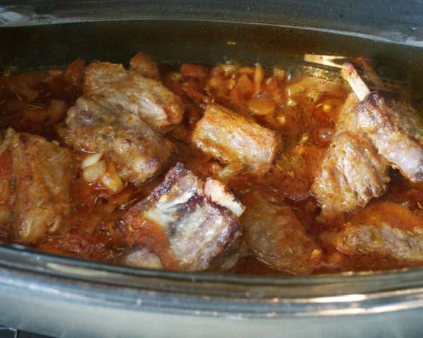 Накрыть кастрюлю крышкой (у меня стеклянная) и поставить в духовку томиться на 2,5-3 часа. До готовности мяса, чтобы оно начало отходить от костей... 