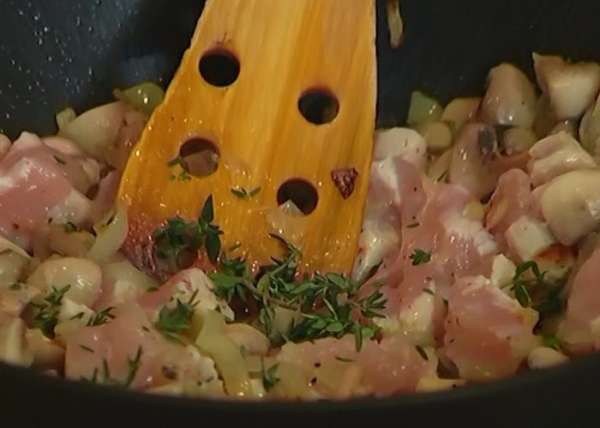 Курицу порезать небольшими кубиками, выложить к грибам с луком, добавить оставшееся оливковое масло, листья тимьяна, посолить и обжаривать курицу на сильном огне до золотистой корочки. Курицу порезать небольшими кубиками, выложить к грибам с луком, добавить оставшееся оливковое масло, листья тимьяна, посолить и обжаривать курицу на сильном огне до золотистой корочки.