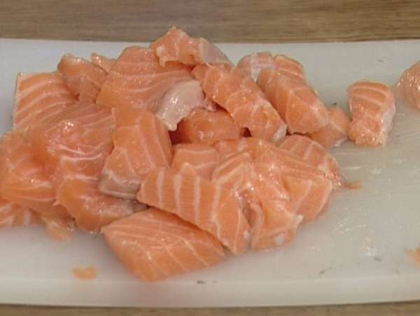 Рыбу вымыть и просушить, нарезать небольшими кусочками, обвалять в кукурузной крупе. Рыбу вымыть и просушить, нарезать небольшими кусочками, обвалять в кукурузной крупе.