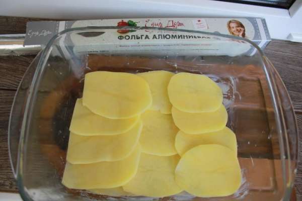Картофель очистить, нарезать очень тонкими кружочками (здесь идеально подойдет картофелечистка). Смазать керамическую, стеклянную (огнеупорную) форму сливочным маслом, выложить половину картофеля, фарш, вылить половину сливочной заправки. Выложить остальной слой картофеля, сверху полив оставшимся сливочно-сырным соусом. Картофель очистить, нарезать очень тонкими кружочками (здесь идеально подойдет картофелечистка). Смазать керамическую, стеклянную (огнеупорную) форму сливочным маслом, выложить половину картофеля, фарш, вылить половину сливочной заправки. Выложить остальной слой картофеля, сверху полив оставшимся сливочно-сырным соусом.