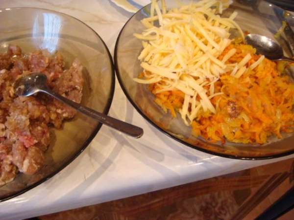К готовой овощной начинке + сыр 70 гр.,перемешать-это первая начинка и моя любимая.
Вторая начинка как обычно мясна,обязательно к фаршу +лук,для сочности и вкуса,порезать помельче,если фарш суховат + воды+соль и специи.