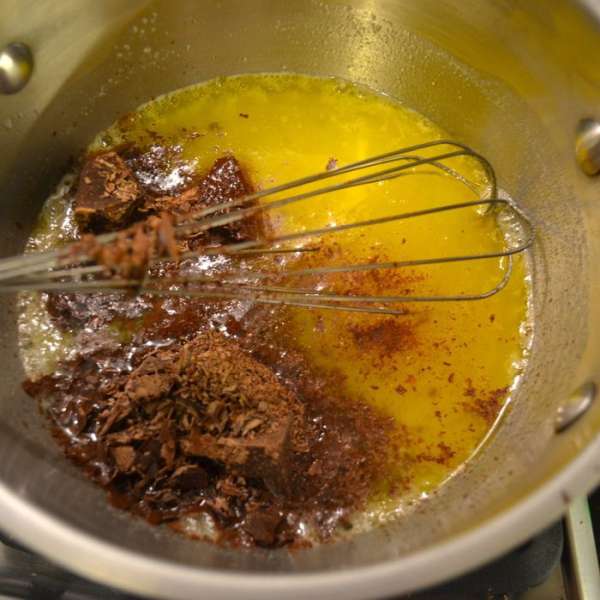Положить шоколад кусочками...