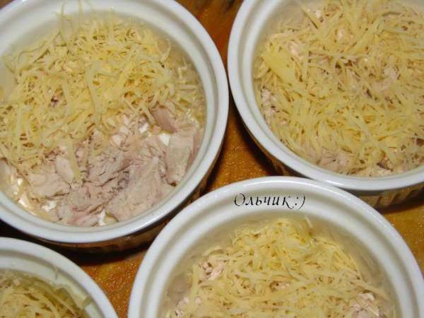 Выкладываем курицу, затем сыр.