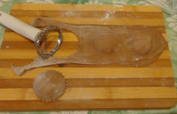 Варить как обычные вареники, только в воду добавить не соль, а сахар по вкусу. Варить как обычные вареники, только в воду добавить не соль, а сахар по вкусу.