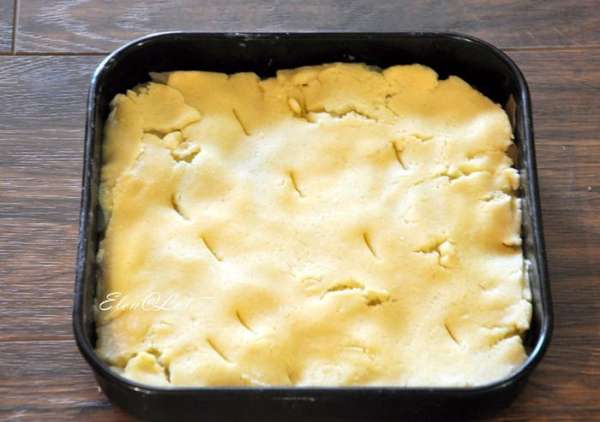 Когда корж испечется достать из духовки на уложить на него яблоки, разровнять. Сверху накрыть вторым раскатанным пластом. Также наколоть вилкой и выпекать при той же температуре минут 50-60. Пирог хорошо остудить и затем нарезать на полоски, квадраты, как вам больше нравится. Посыпать сахарной пудрой!!! 