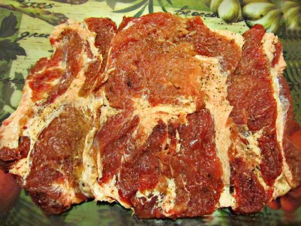 Куски мяса разложить внахлёст в виде прямоугольника. Куски мяса разложить внахлёст в виде прямоугольника.