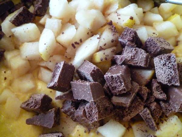 А за это время груши очистить от кожуры и нарезать кубиком,шоколад поломать на дольки и нарезать на небольшие кусочки,добавить к тесту. А за это время груши очистить от кожуры и нарезать кубиком,шоколад поломать на дольки и нарезать на небольшие кусочки,добавить к тесту.
