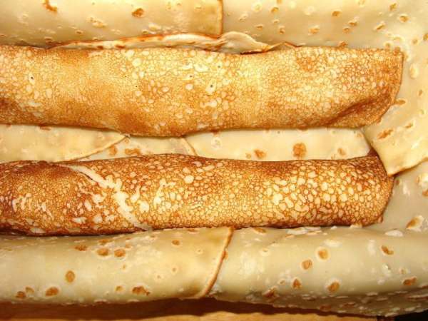 Выложить два блинчика с мясной начинкой и прижать их к краям.