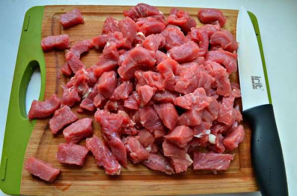 Готовим мясо. Нарезать говядину небольшими брусочками. Сложить в миску, посолить, поперчить, добавить растительное масло и перемешать.