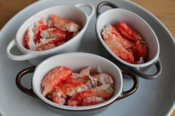 Выложить в кокотницы мясо краба.
