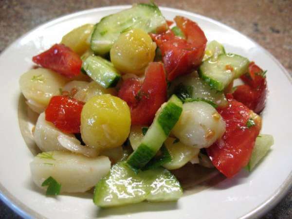 Картошечка,помидор,огурец,лук,чеснок,
соль,масло подс.,нерафен.,зелень.