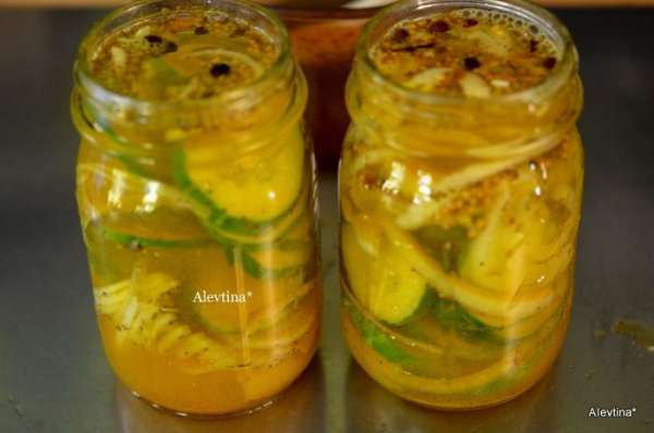 Залить полностью маринадом огурчики с луком. Закрыть крышками. Дать постоять при комнатной тем-ре остыть. Поставим в холодильник, хранение до 2х месяцев. Залить полностью маринадом огурчики с луком. Закрыть крышками. Дать постоять при комнатной тем-ре остыть. Поставим в холодильник, хранение до 2х месяцев.