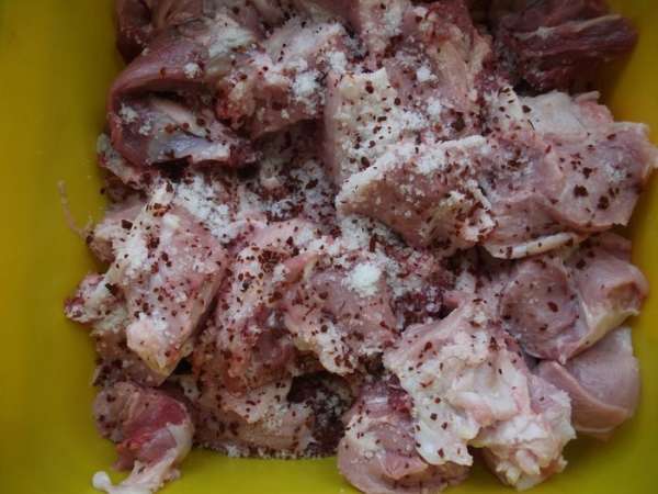 Если мясо свежее – для маринада этого количества ингредиентов будет вполне достаточно, если мясо замороженное – добавьте 100 мл вина. Шею нарезать небольшими кусками, сложить в посуду, посолить, посыпать молотым перцем, добавить нарезанный кольцами лук, лимонный сок, масло и перемешать. Посуду накрыть крышкой и на 2 часа поместить в холодное место для маринования. Если мясо свежее – для маринада этого количества ингредиентов будет вполне достаточно, если мясо замороженное – добавьте 100 мл вина. Шею нарезать небольшими кусками, сложить в посуду, посолить, посыпать молотым перцем, добавить нарезанный кольцами лук, лимонный сок, масло и перемешать. Посуду накрыть крышкой и на 2 часа поместить в холодное место для маринования.